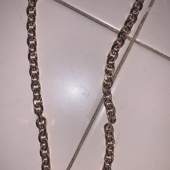 MICHAEL KORS Signature crossbody In reverse rectangle. GOLD CHAIN STRAP - Picture 7 of 16